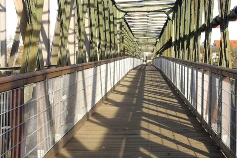 Die neue Behelfsbrücke, liegt auuf der alten Mainbrücke